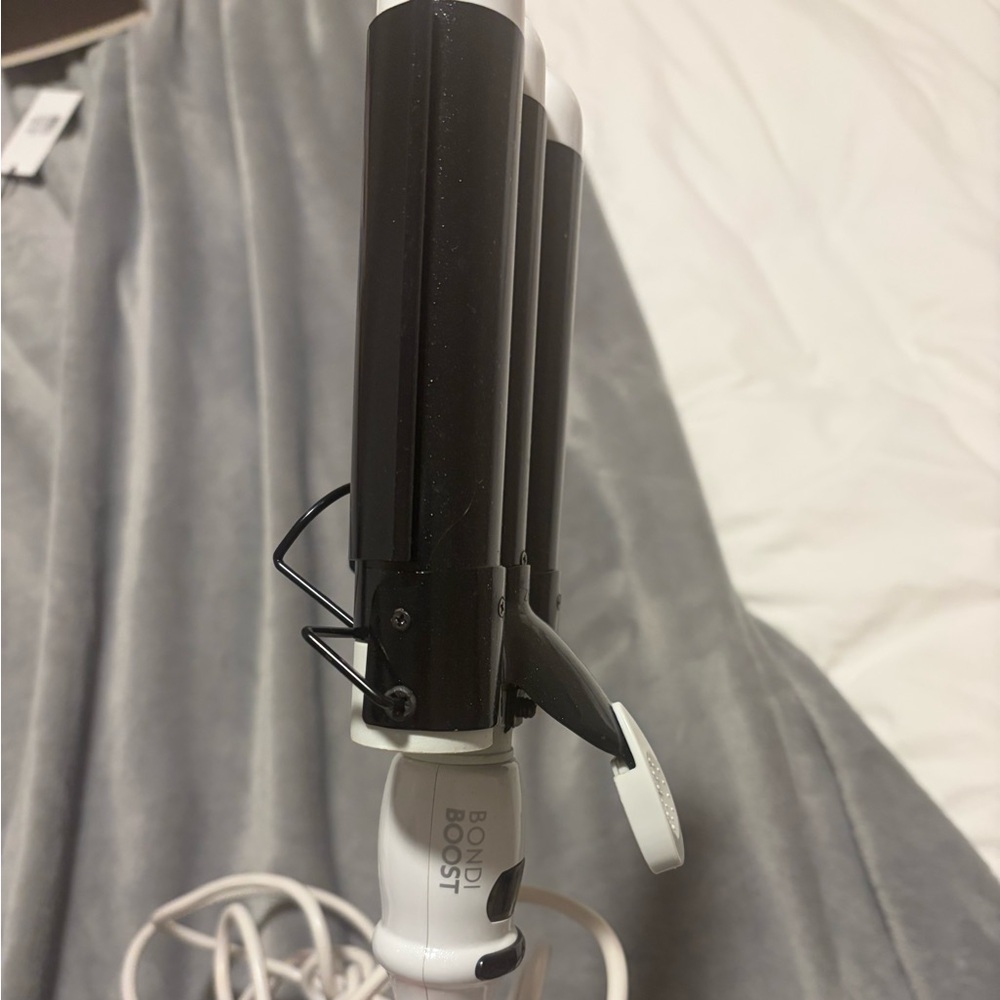 Bondi Boost Hair Curler in Black and White